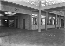 834120 Interieur van het nieuwe N.S.-station Hengelo te Hengelo: hal, met loketbalie en links de perrontunnel.